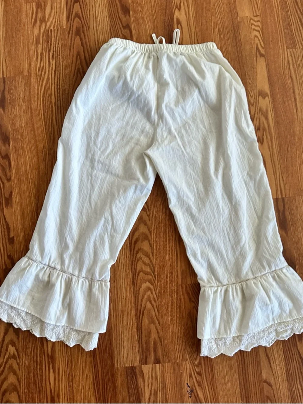 Bloomers Ruffle-Hem Drawstring — cream - Picture 2 of 10
